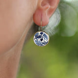 Boucles d'oreilles en dôme de verre vintage avec pie bleue