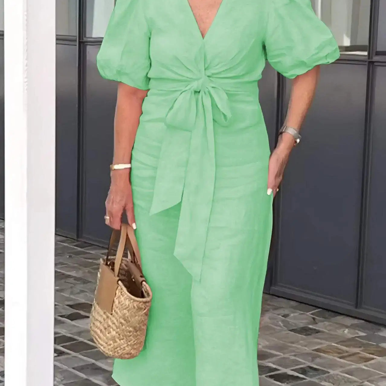 LYNORA | ROBE MIDI ÉLÉGANTE AVEC DÉCOLLETÉ EN V