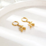 Boucles d'oreilles Huggie en or avec charme de chien ballon miniature
