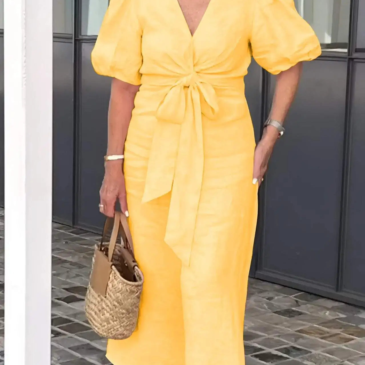 LYNORA | ROBE MIDI ÉLÉGANTE AVEC DÉCOLLETÉ EN V