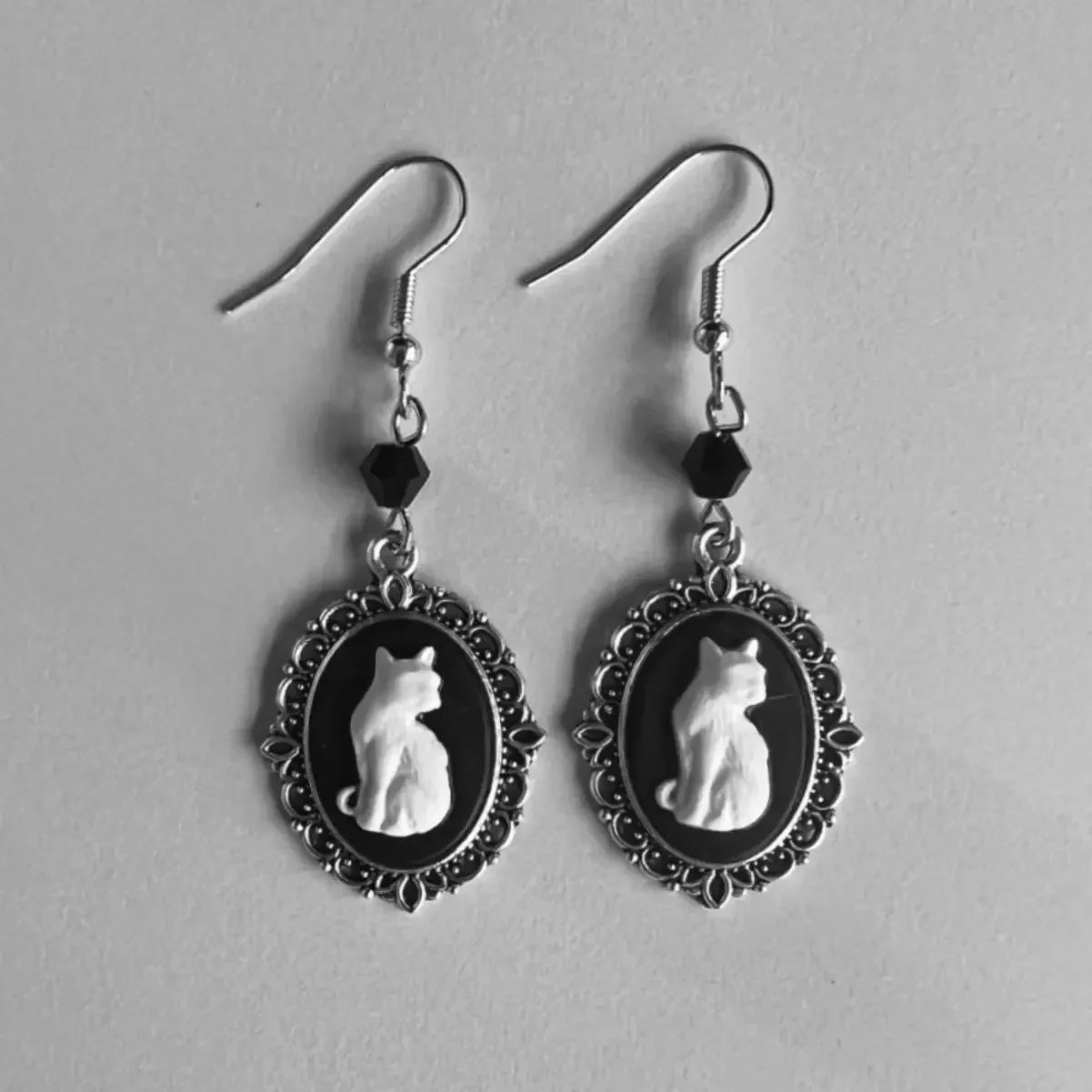 Boucles d'oreilles pendantes vintage Chat Blanc – Bijoux en cadre argenté pour femmes