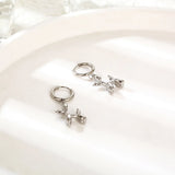 Boucles d'oreilles Huggie en or avec charme de chien ballon miniature