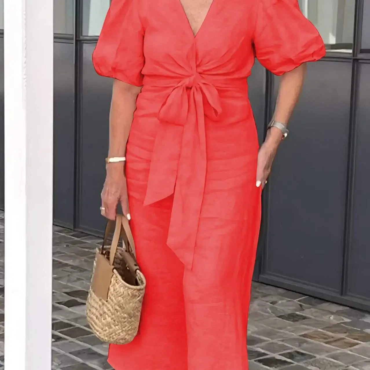 LYNORA | ROBE MIDI ÉLÉGANTE AVEC DÉCOLLETÉ EN V